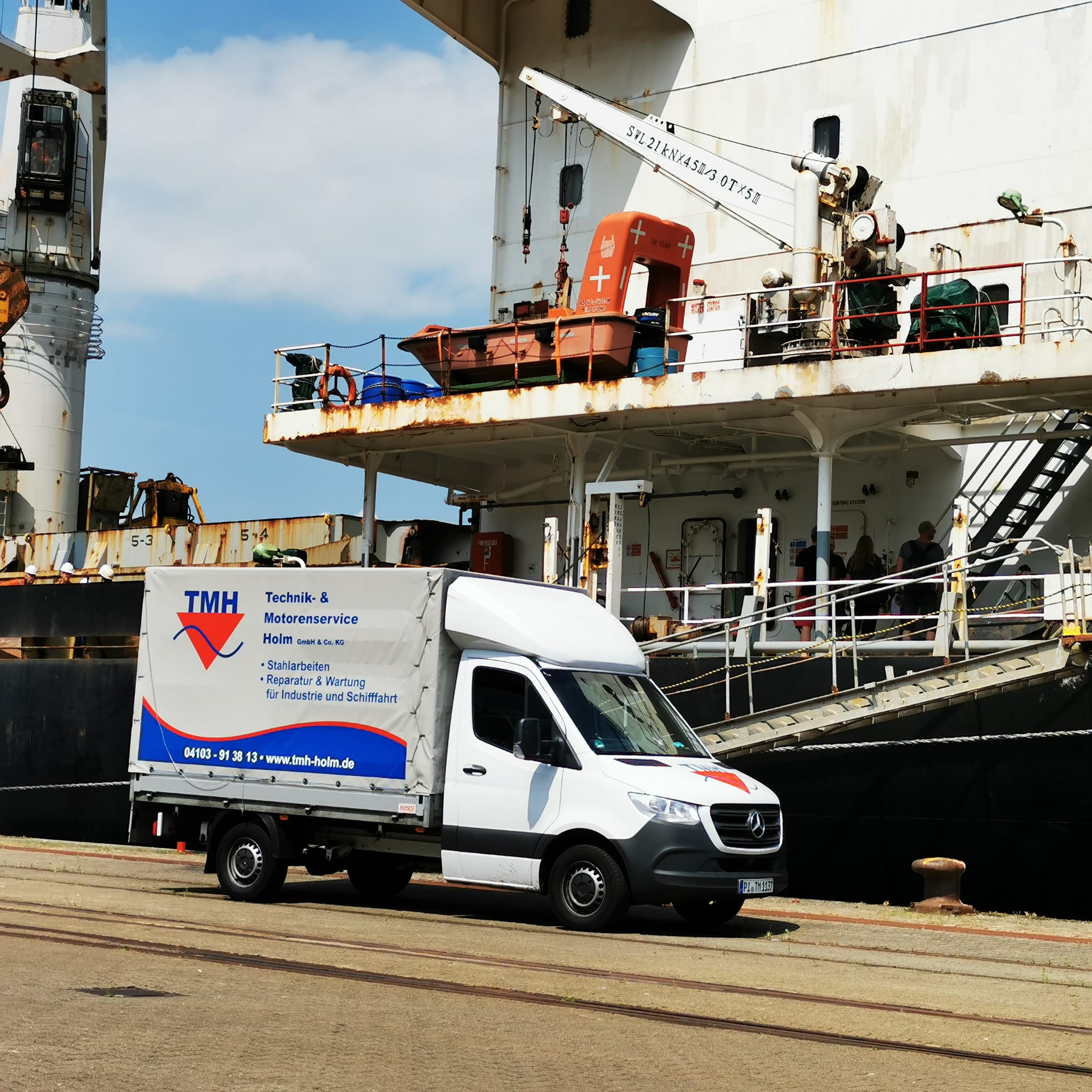 Schiff im Hamburger Hafen mit Kran -- TMH Schifffahrt Motorenservice